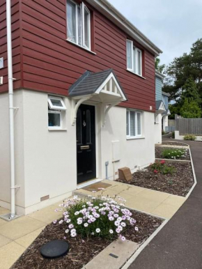 Seabreeze retreat with parking and a large garden
